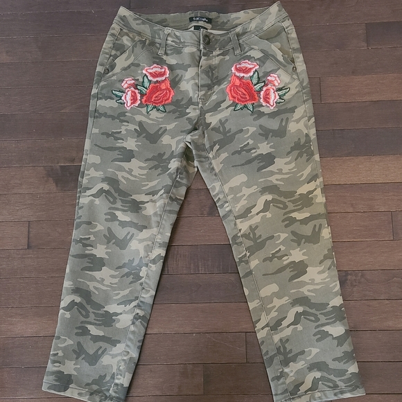 suko Pants - Suko Embroidered Rose Camo Capris